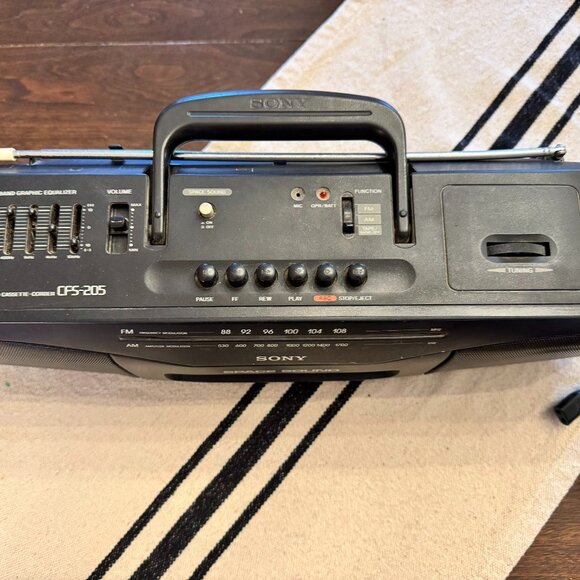 Sanyo CFS-205 Boombox-AM/FM Radio and Cassette Player - Picture 4 of 8